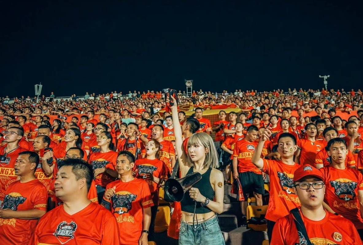 第25分钟，莫利纳后场解围失误，阿尔贝托左路下底横传门前因莫比莱撞射1打偏了。